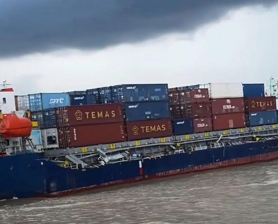 Containership Collision in Indonesia's Mahakam River